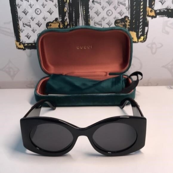 💯 - Authentic New Gucci GG0811S 001 Black / Grey Lens - Picture 8 of 13